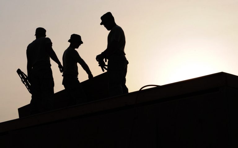 hombres trabajando en un tejado