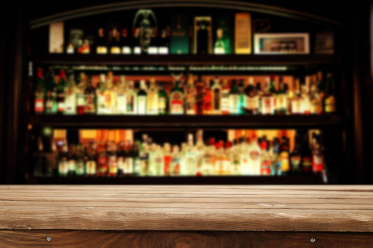 bar con alcohol al fondo