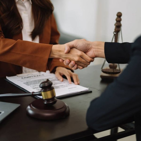 Consulta de abogado y cliente en Kanner & Pintaluga